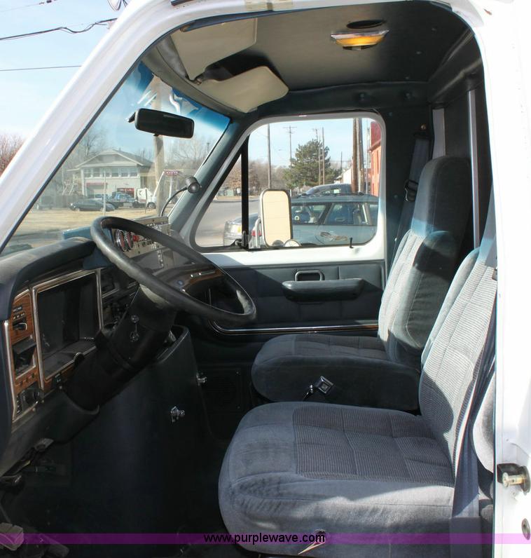 image for item 6553 1991 Ford E-350 ambulance