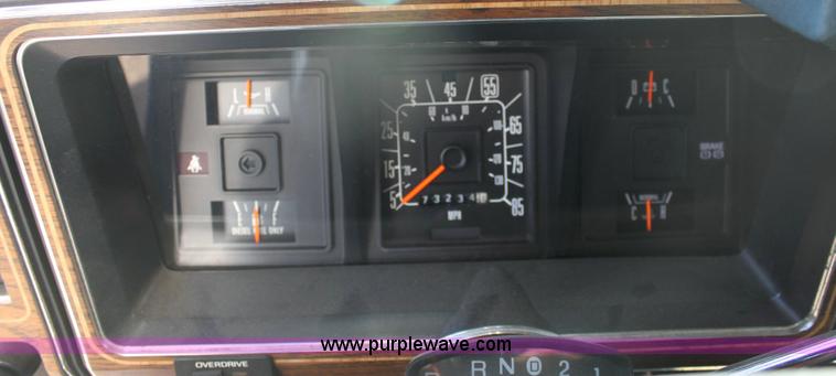 image for item 6553 1991 Ford E-350 ambulance