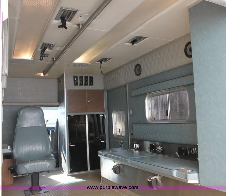 image for item 6553 1991 Ford E-350 ambulance