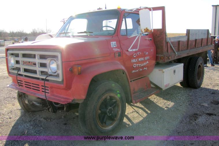 image for item 9182 1981 GMC C6D042 truck with dump bed