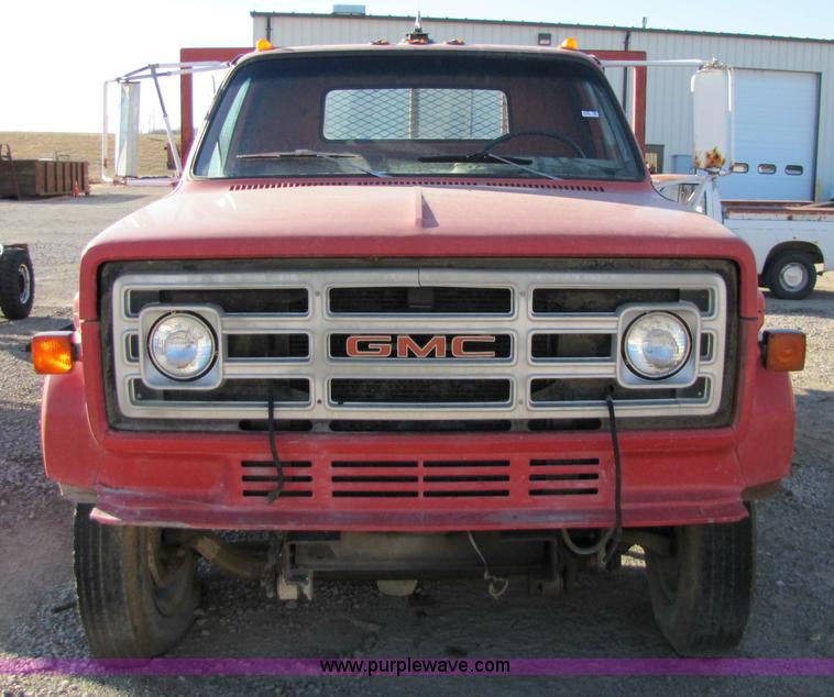 image for item 9182 1981 GMC C6D042 truck with dump bed