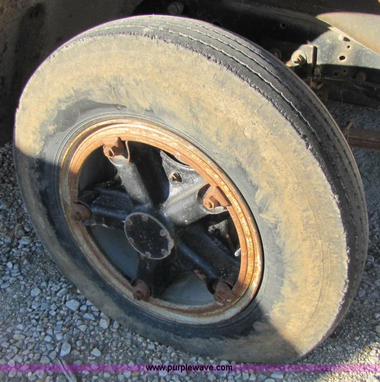 image for item 9182 1981 GMC C6D042 truck with dump bed