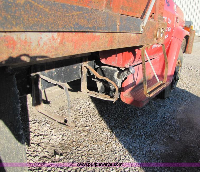 image for item 9182 1981 GMC C6D042 truck with dump bed