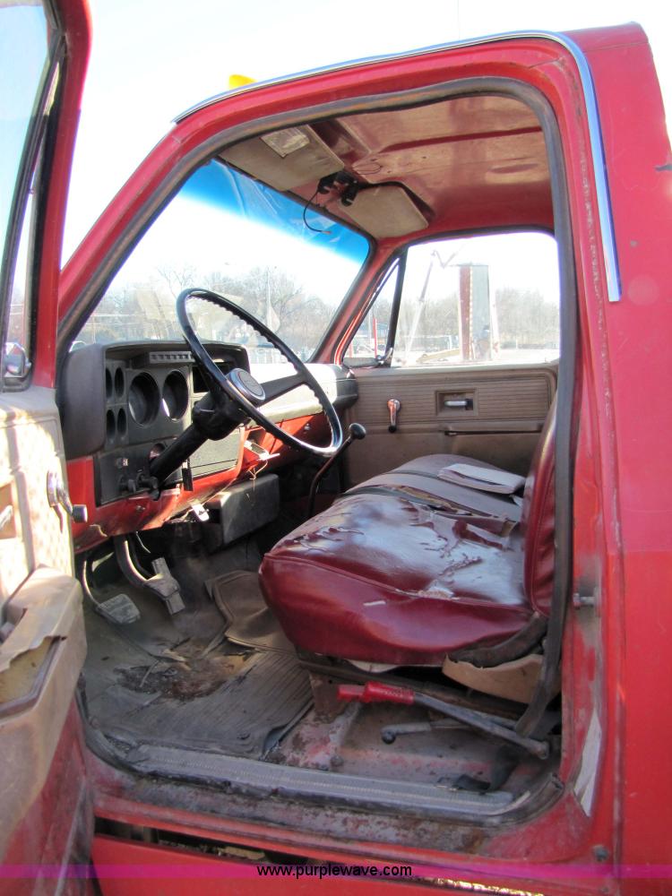 image for item 9182 1981 GMC C6D042 truck with dump bed