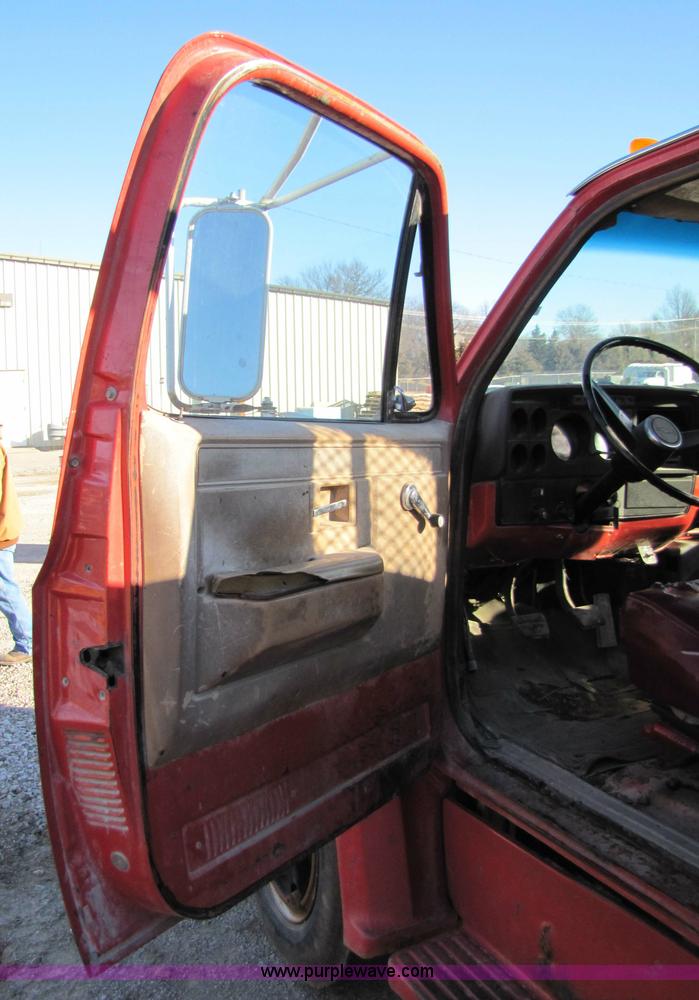 image for item 9182 1981 GMC C6D042 truck with dump bed