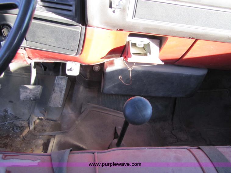 image for item 9182 1981 GMC C6D042 truck with dump bed