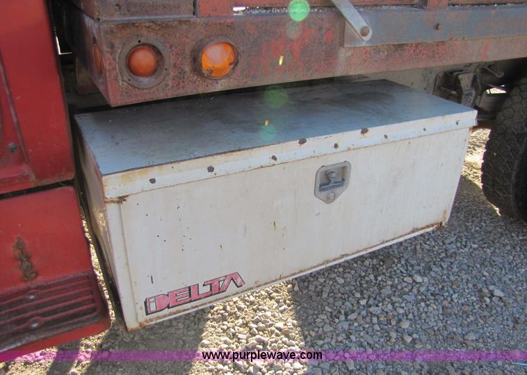 image for item 9182 1981 GMC C6D042 truck with dump bed