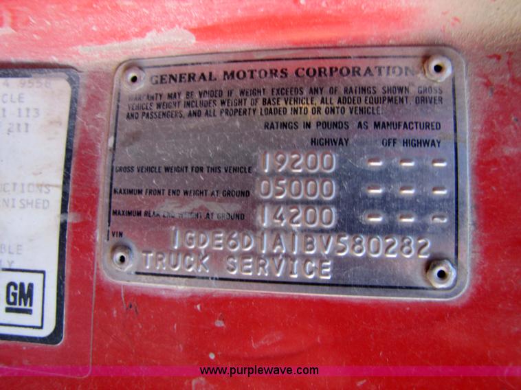 image for item 9182 1981 GMC C6D042 truck with dump bed