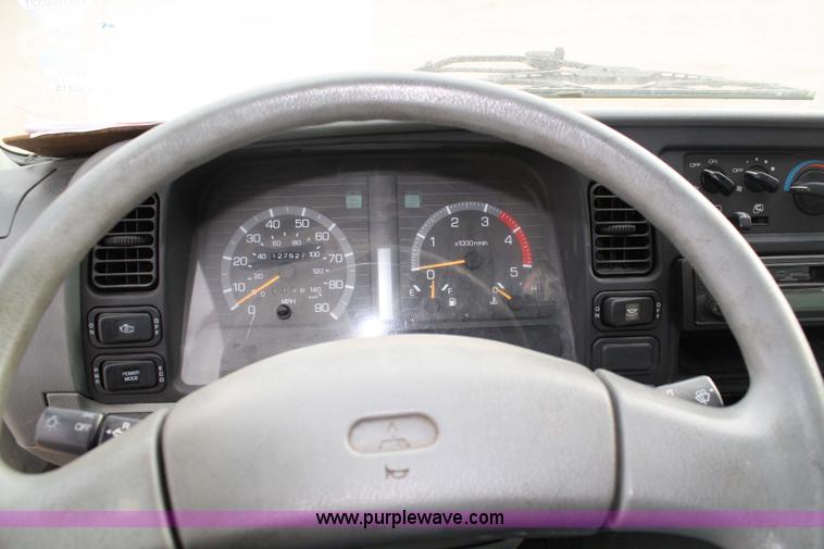 image for item 4946 1998 Mitsubishi Fuso box truck