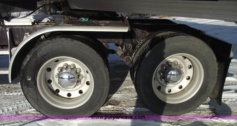 image for item 5485 2000 Peterbilt 379 semi truck