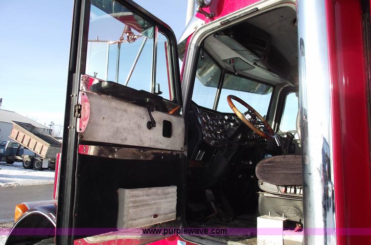 image for item 5485 2000 Peterbilt 379 semi truck