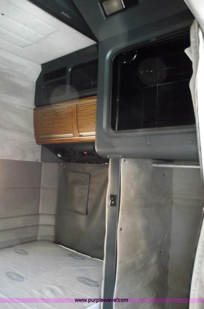 image for item 5485 2000 Peterbilt 379 semi truck