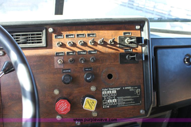 image for item 6809 1987 Peterbilt 379 semi truck