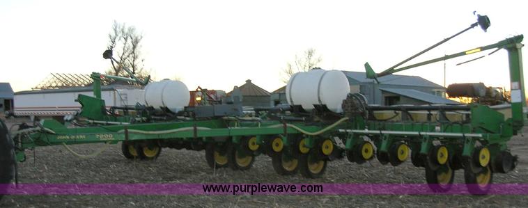 image for item 1006 John Deere 7200 16 row planter