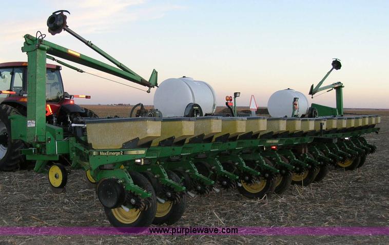 image for item 1006 John Deere 7200 16 row planter