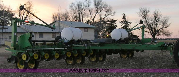 image for item 1006 John Deere 7200 16 row planter