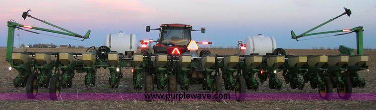 image for item 1006 John Deere 7200 16 row planter