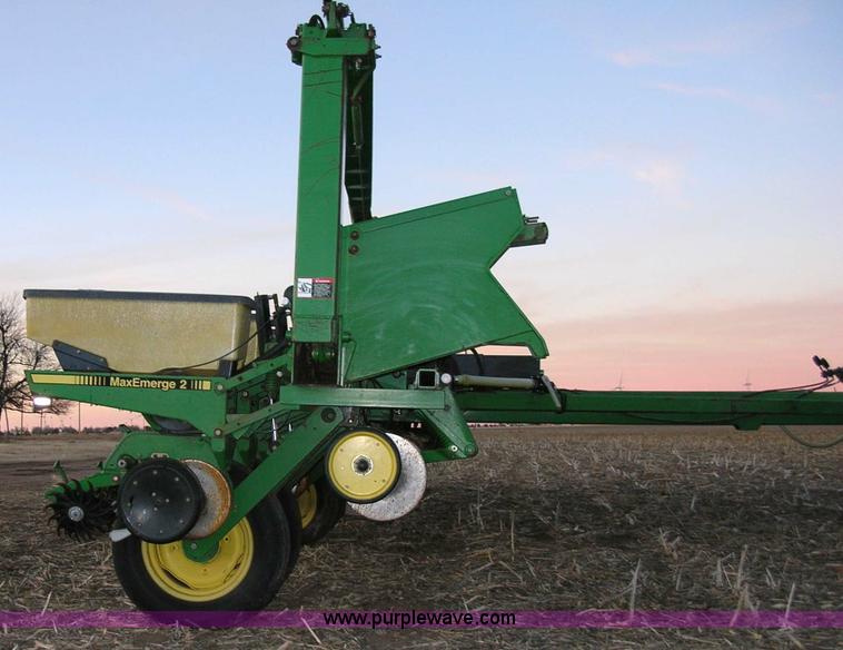 image for item 1006 John Deere 7200 16 row planter