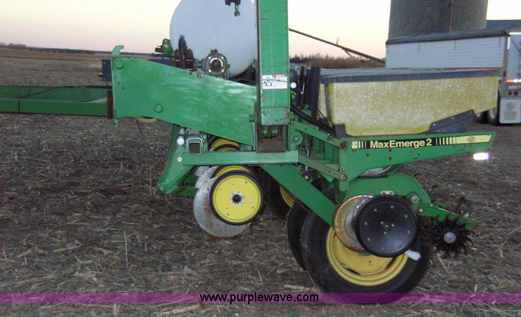 image for item 1006 John Deere 7200 16 row planter