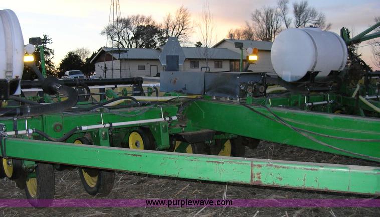image for item 1006 John Deere 7200 16 row planter