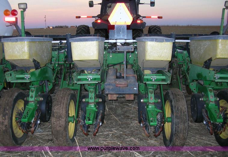 image for item 1006 John Deere 7200 16 row planter