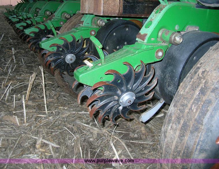 image for item 1006 John Deere 7200 16 row planter