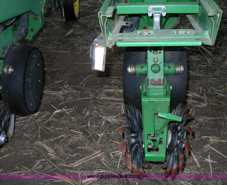 image for item 1006 John Deere 7200 16 row planter