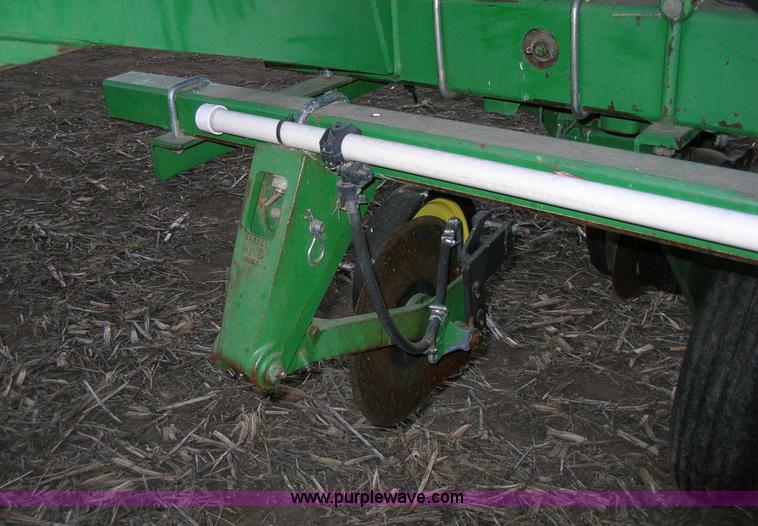 image for item 1006 John Deere 7200 16 row planter