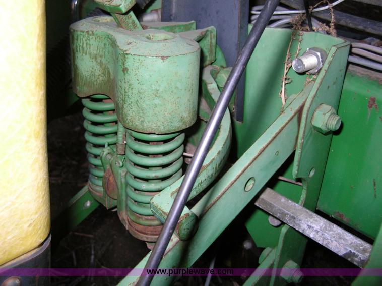 image for item 1006 John Deere 7200 16 row planter