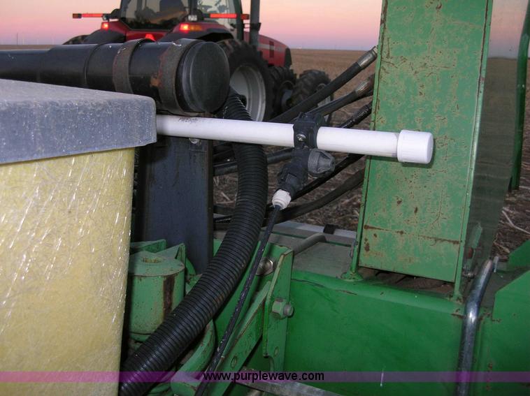 image for item 1006 John Deere 7200 16 row planter