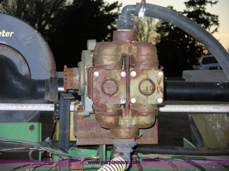 image for item 1006 John Deere 7200 16 row planter