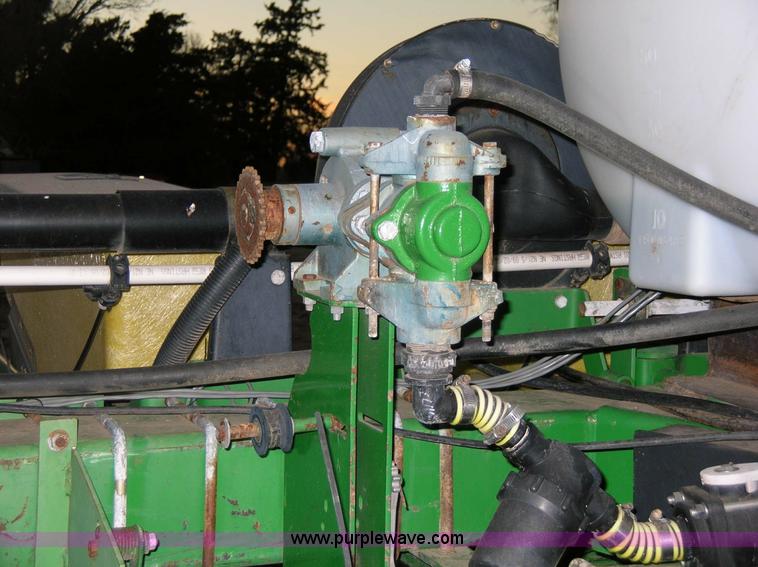 image for item 1006 John Deere 7200 16 row planter