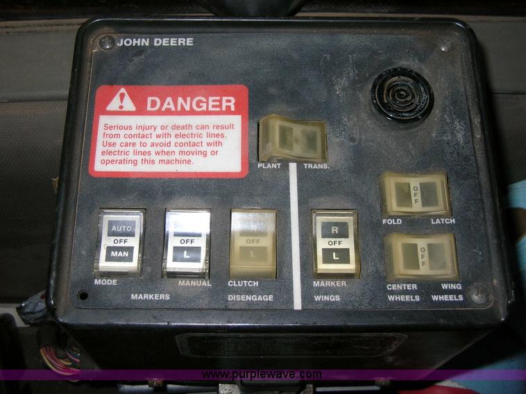 image for item 1006 John Deere 7200 16 row planter