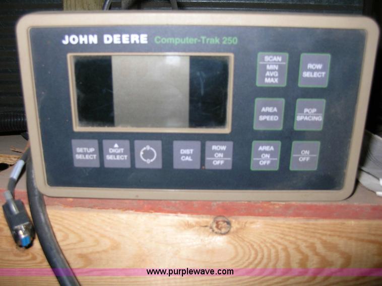 image for item 1006 John Deere 7200 16 row planter