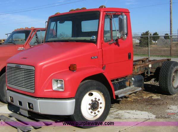 image for item 1502 2001 Freightliner FL70 conventional cab truck