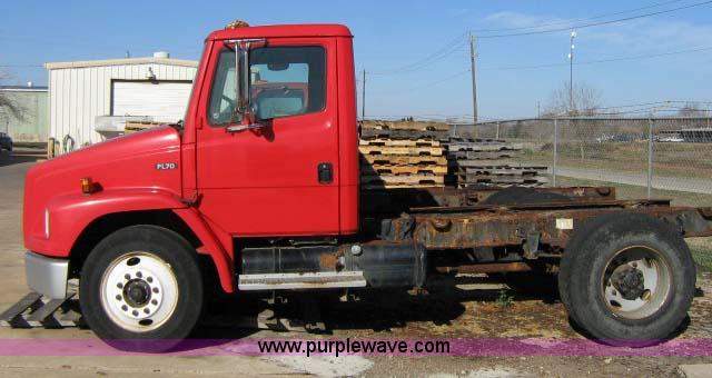 image for item 1502 2001 Freightliner FL70 conventional cab truck