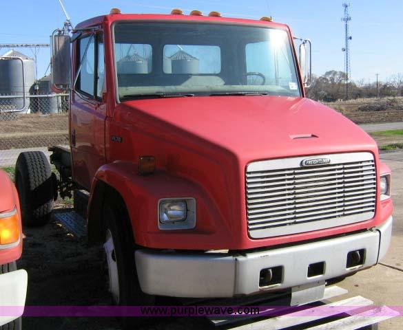 image for item 1502 2001 Freightliner FL70 conventional cab truck