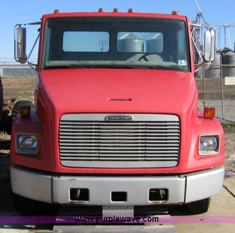 image for item 1502 2001 Freightliner FL70 conventional cab truck