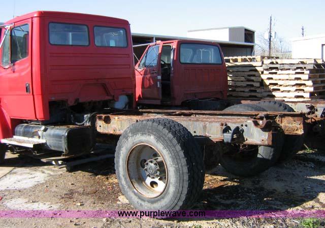 image for item 1502 2001 Freightliner FL70 conventional cab truck