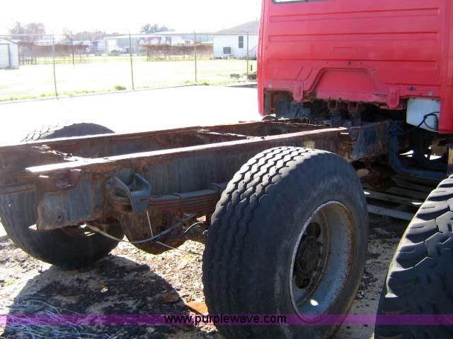 image for item 1502 2001 Freightliner FL70 conventional cab truck