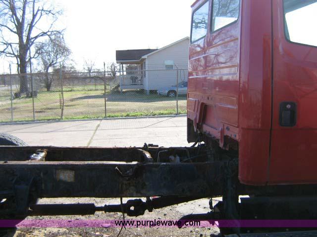 image for item 1502 2001 Freightliner FL70 conventional cab truck