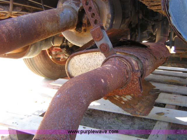 image for item 1502 2001 Freightliner FL70 conventional cab truck