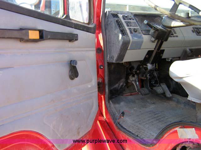 image for item 1502 2001 Freightliner FL70 conventional cab truck