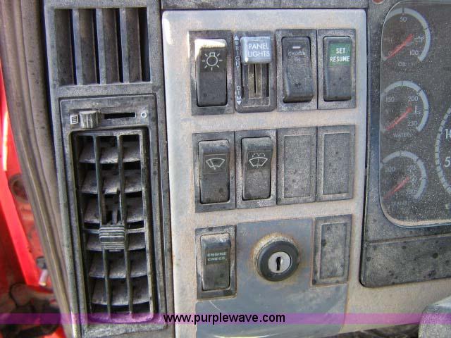 image for item 1502 2001 Freightliner FL70 conventional cab truck