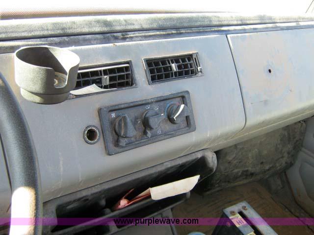 image for item 1502 2001 Freightliner FL70 conventional cab truck