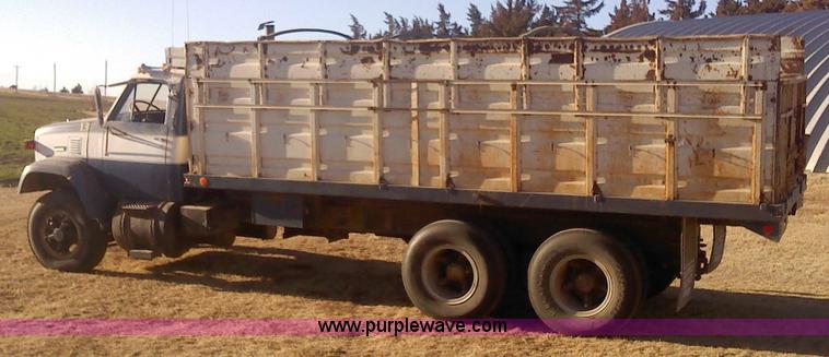 image for item 1610 1973 GMC 9500TS tandem axle grain truck