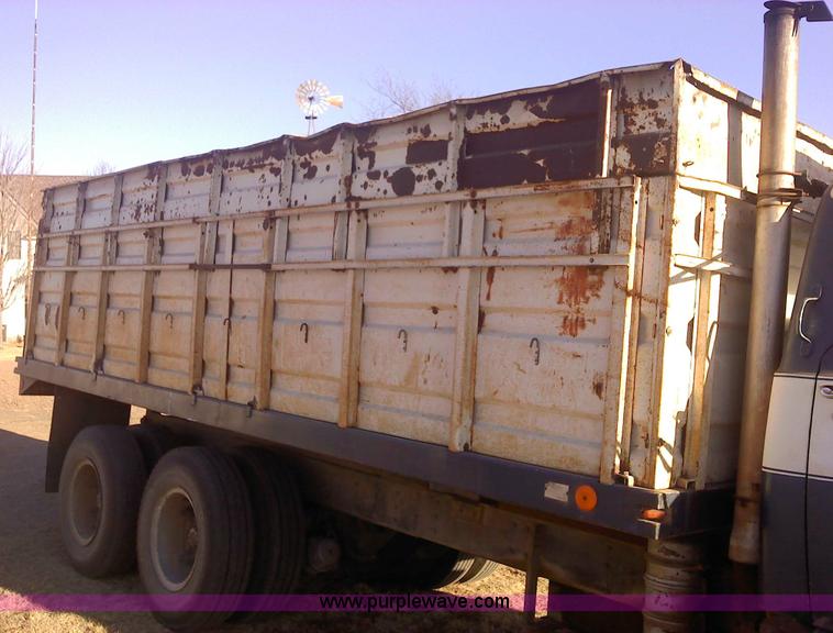 image for item 1610 1973 GMC 9500TS tandem axle grain truck