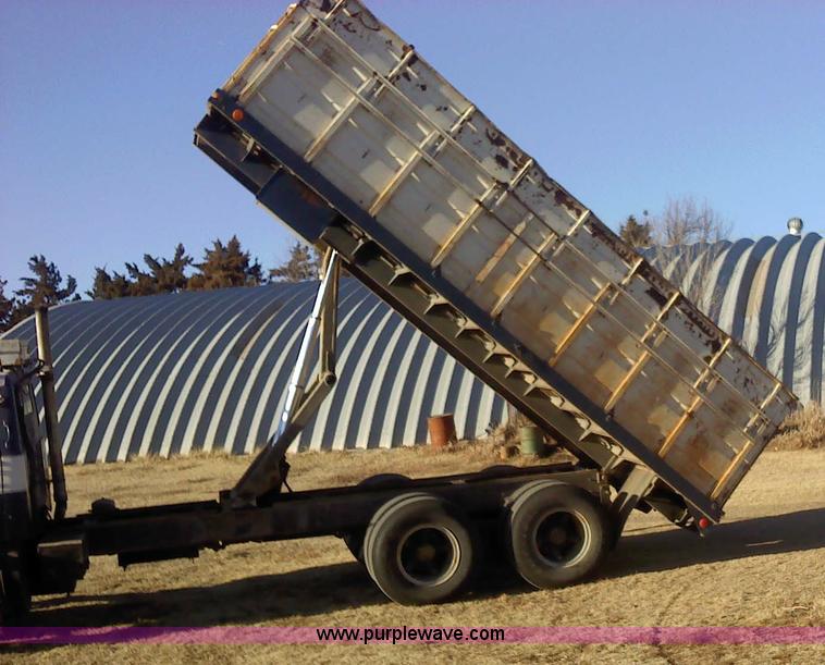 image for item 1610 1973 GMC 9500TS tandem axle grain truck