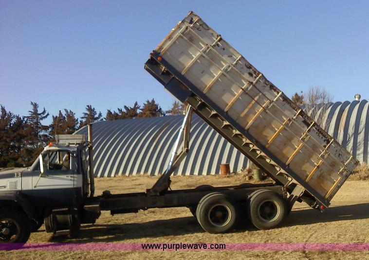 image for item 1610 1973 GMC 9500TS tandem axle grain truck