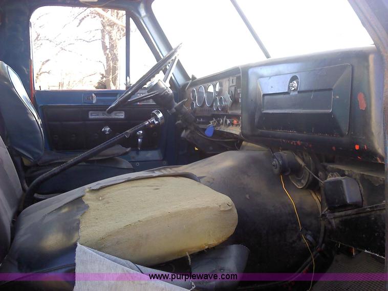 image for item 1610 1973 GMC 9500TS tandem axle grain truck